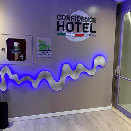 Confidence Europa 3* צ'נטו